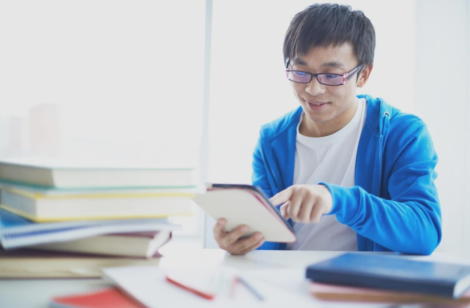 Estudiantes colaborando en planificación financiera